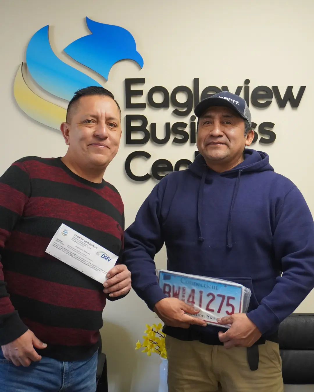 Clientes recibiendo placas de Connecticut en Eagleview Business Center